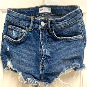 Zara jeans short, great condition.